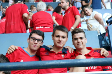 Fotos de los aficionados en El Sadar durante el partido Osasuna-Elche.