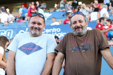 Fotos de los aficionados en El Sadar durante el partido Osasuna-Elche.