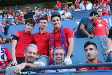 Fotos de los aficionados en El Sadar durante el partido Osasuna-Elche.