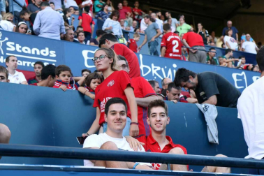 Fotos de los aficionados en El Sadar durante el partido Osasuna-Elche.