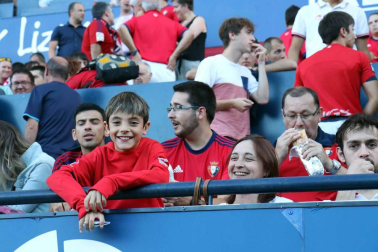 Fotos de los aficionados en El Sadar durante el partido Osasuna-Elche.