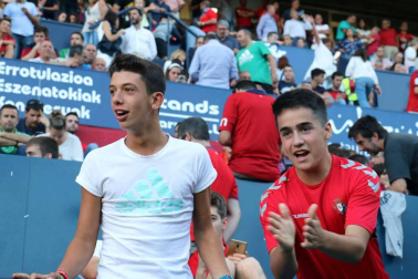 Fotos de los aficionados en El Sadar durante el partido Osasuna-Elche.