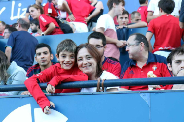 Fotos de los aficionados en El Sadar durante el partido Osasuna-Elche.