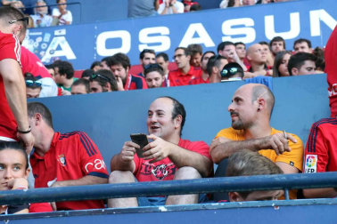 Fotos de los aficionados en El Sadar durante el partido Osasuna-Elche.