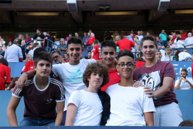 Fotos de los aficionados en El Sadar durante el partido Osasuna-Elche.