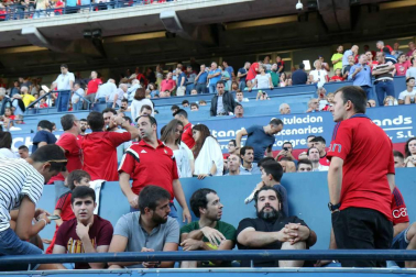 Fotos de los aficionados en El Sadar durante el partido Osasuna-Elche.