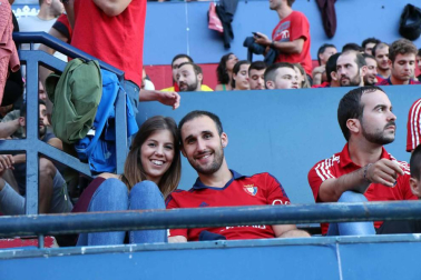 Fotos de los aficionados en El Sadar durante el partido Osasuna-Elche.
