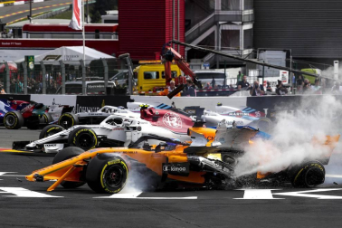 El piloto español Fernando Alonso (McLaren-Renault) se ha quedado fuera del Gran Premio de Bélgica en la primera curva por un choque con el alemán Nico Hülkenberg (Renault).