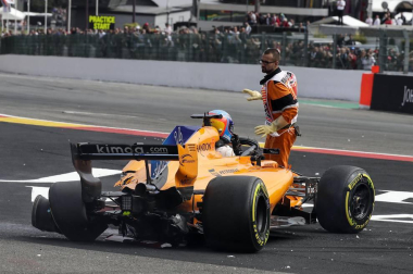 El piloto español Fernando Alonso (McLaren-Renault) se ha quedado fuera del Gran Premio de Bélgica en la primera curva por un choque con el alemán Nico Hülkenberg (Renault).
