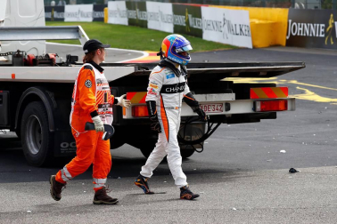 El piloto español Fernando Alonso (McLaren-Renault) se ha quedado fuera del Gran Premio de Bélgica en la primera curva por un choque con el alemán Nico Hülkenberg (Renault).
