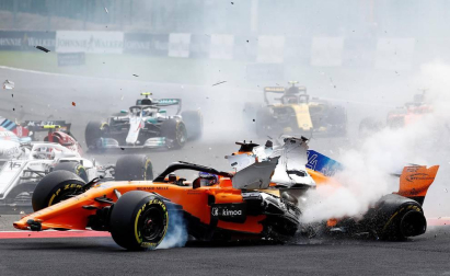 El piloto español Fernando Alonso (McLaren-Renault) se ha quedado fuera del Gran Premio de Bélgica en la primera curva por un choque con el alemán Nico Hülkenberg (Renault).