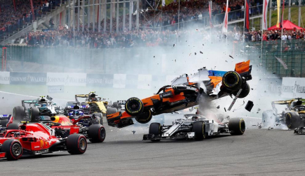 El piloto español Fernando Alonso (McLaren-Renault) se ha quedado fuera del Gran Premio de Bélgica en la primera curva por un choque con el alemán Nico Hülkenberg (Renault).