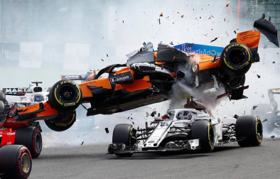 El piloto español Fernando Alonso (McLaren-Renault) se ha quedado fuera del Gran Premio de Bélgica en la primera curva por un choque con el alemán Nico Hülkenberg (Renault).