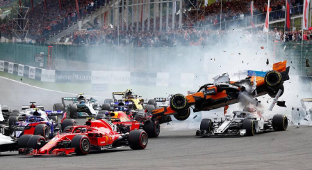 El piloto español Fernando Alonso (McLaren-Renault) se ha quedado fuera del Gran Premio de Bélgica en la primera curva por un choque con el alemán Nico Hülkenberg (Renault).