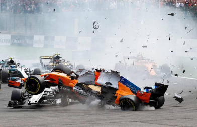 El piloto español Fernando Alonso (McLaren-Renault) se ha quedado fuera del Gran Premio de Bélgica en la primera curva por un choque con el alemán Nico Hülkenberg (Renault).