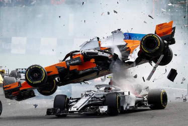 El piloto español Fernando Alonso (McLaren-Renault) se ha quedado fuera del Gran Premio de Bélgica en la primera curva por un choque con el alemán Nico Hülkenberg (Renault).