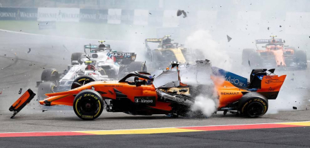 El piloto español Fernando Alonso (McLaren-Renault) se ha quedado fuera del Gran Premio de Bélgica en la primera curva por un choque con el alemán Nico Hülkenberg (Renault).