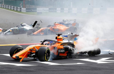 El piloto español Fernando Alonso (McLaren-Renault) se ha quedado fuera del Gran Premio de Bélgica en la primera curva por un choque con el alemán Nico Hülkenberg (Renault).