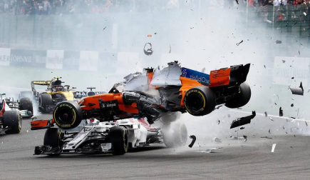 El piloto español Fernando Alonso (McLaren-Renault) se ha quedado fuera del Gran Premio de Bélgica en la primera curva por un choque con el alemán Nico Hülkenberg (Renault).