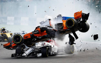 El piloto español Fernando Alonso (McLaren-Renault) se ha quedado fuera del Gran Premio de Bélgica en la primera curva por un choque con el alemán Nico Hülkenberg (Renault).