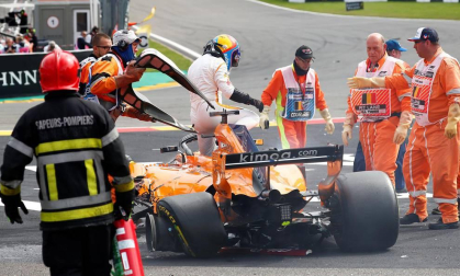 El piloto español Fernando Alonso (McLaren-Renault) se ha quedado fuera del Gran Premio de Bélgica en la primera curva por un choque con el alemán Nico Hülkenberg (Renault).