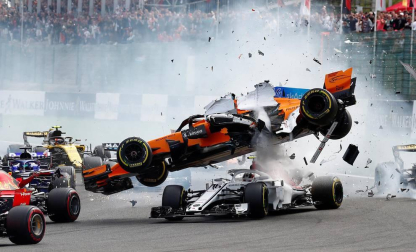 El piloto español Fernando Alonso (McLaren-Renault) se ha quedado fuera del Gran Premio de Bélgica en la primera curva por un choque con el alemán Nico Hülkenberg (Renault).