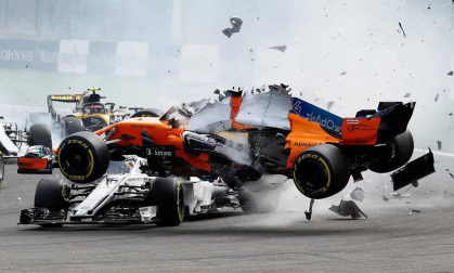El piloto español Fernando Alonso (McLaren-Renault) se ha quedado fuera del Gran Premio de Bélgica en la primera curva por un choque con el alemán Nico Hülkenberg (Renault).