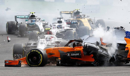 El piloto español Fernando Alonso (McLaren-Renault) se ha quedado fuera del Gran Premio de Bélgica en la primera curva por un choque con el alemán Nico Hülkenberg (Renault).