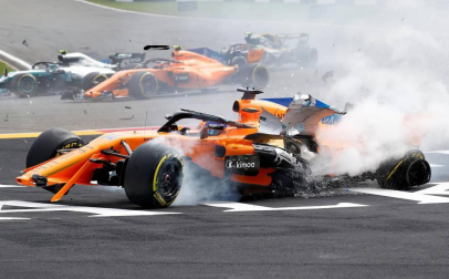 El piloto español Fernando Alonso (McLaren-Renault) se ha quedado fuera del Gran Premio de Bélgica en la primera curva por un choque con el alemán Nico Hülkenberg (Renault).
