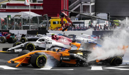 El piloto español Fernando Alonso (McLaren-Renault) se ha quedado fuera del Gran Premio de Bélgica en la primera curva por un choque con el alemán Nico Hülkenberg (Renault).