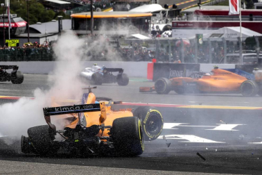 El piloto español Fernando Alonso (McLaren-Renault) se ha quedado fuera del Gran Premio de Bélgica en la primera curva por un choque con el alemán Nico Hülkenberg (Renault).