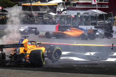 El piloto español Fernando Alonso (McLaren-Renault) se ha quedado fuera del Gran Premio de Bélgica en la primera curva por un choque con el alemán Nico Hülkenberg (Renault).