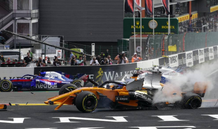 El piloto español Fernando Alonso (McLaren-Renault) se ha quedado fuera del Gran Premio de Bélgica en la primera curva por un choque con el alemán Nico Hülkenberg (Renault).