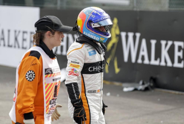 El piloto español Fernando Alonso (McLaren-Renault) se ha quedado fuera del Gran Premio de Bélgica en la primera curva por un choque con el alemán Nico Hülkenberg (Renault).