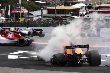 El piloto español Fernando Alonso (McLaren-Renault) se ha quedado fuera del Gran Premio de Bélgica en la primera curva por un choque con el alemán Nico Hülkenberg (Renault).