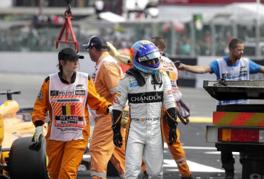 El piloto español Fernando Alonso (McLaren-Renault) se ha quedado fuera del Gran Premio de Bélgica en la primera curva por un choque con el alemán Nico Hülkenberg (Renault).