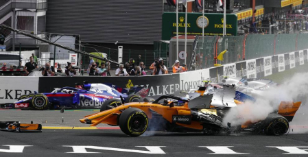 El piloto español Fernando Alonso (McLaren-Renault) se ha quedado fuera del Gran Premio de Bélgica en la primera curva por un choque con el alemán Nico Hülkenberg (Renault).