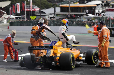 El piloto español Fernando Alonso (McLaren-Renault) se ha quedado fuera del Gran Premio de Bélgica en la primera curva por un choque con el alemán Nico Hülkenberg (Renault).