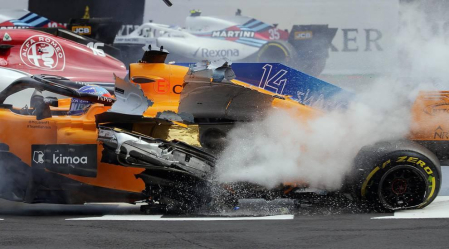 El piloto español Fernando Alonso (McLaren-Renault) se ha quedado fuera del Gran Premio de Bélgica en la primera curva por un choque con el alemán Nico Hülkenberg (Renault).