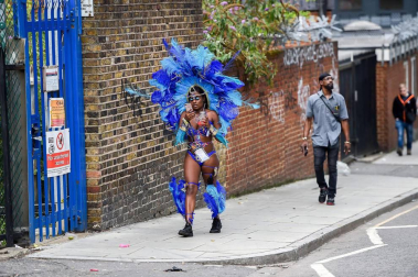 El popular carnaval de Notting Hill, en el oeste de Londres, vivió este lunes su "día grande" con un desfile repleto de color y ritmos caribeños y bajo una fuerte presencia policial.