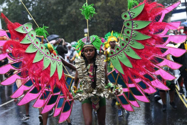 El popular carnaval de Notting Hill, en el oeste de Londres, vivió este lunes su "día grande" con un desfile repleto de color y ritmos caribeños y bajo una fuerte presencia policial.