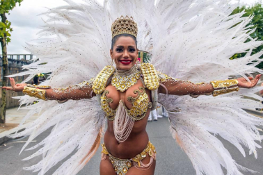 El popular carnaval de Notting Hill, en el oeste de Londres, vivió este lunes su "día grande" con un desfile repleto de color y ritmos caribeños y bajo una fuerte presencia policial.