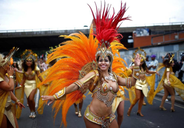 El popular carnaval de Notting Hill, en el oeste de Londres, vivió este lunes su "día grande" con un desfile repleto de color y ritmos caribeños y bajo una fuerte presencia policial.