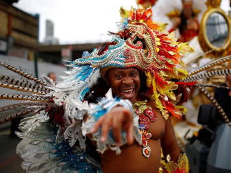 El popular carnaval de Notting Hill, en el oeste de Londres, vivió este lunes su "día grande" con un desfile repleto de color y ritmos caribeños y bajo una fuerte presencia policial.