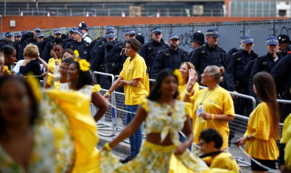 El popular carnaval de Notting Hill, en el oeste de Londres, vivió este lunes su "día grande" con un desfile repleto de color y ritmos caribeños y bajo una fuerte presencia policial.