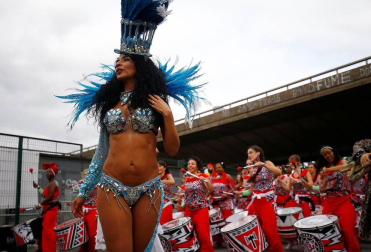 El popular carnaval de Notting Hill, en el oeste de Londres, vivió este lunes su "día grande" con un desfile repleto de color y ritmos caribeños y bajo una fuerte presencia policial.