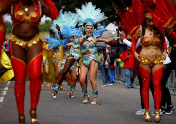 El popular carnaval de Notting Hill, en el oeste de Londres, vivió este lunes su "día grande" con un desfile repleto de color y ritmos caribeños y bajo una fuerte presencia policial.
