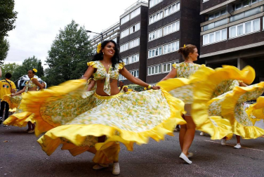 El popular carnaval de Notting Hill, en el oeste de Londres, vivió este lunes su "día grande" con un desfile repleto de color y ritmos caribeños y bajo una fuerte presencia policial.
