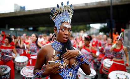 El popular carnaval de Notting Hill, en el oeste de Londres, vivió este lunes su "día grande" con un desfile repleto de color y ritmos caribeños y bajo una fuerte presencia policial.