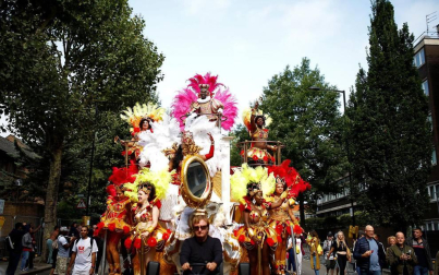 El popular carnaval de Notting Hill, en el oeste de Londres, vivió este lunes su "día grande" con un desfile repleto de color y ritmos caribeños y bajo una fuerte presencia policial.